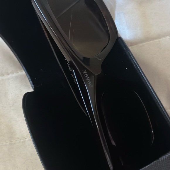 Prada sunglasses PR 13ZS
Tortoise - Picture 4 of 9